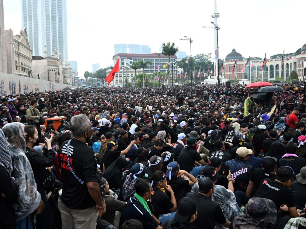 Malaysians protest rising living costs, demand PM Anwar Ibrahim step down | Protests News