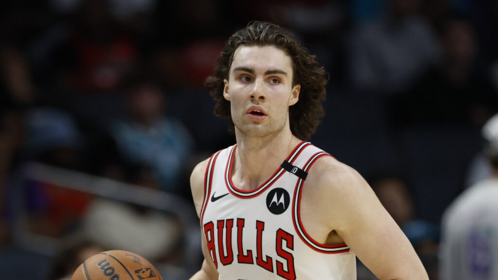 Bulls find a middle ground with their young free agent