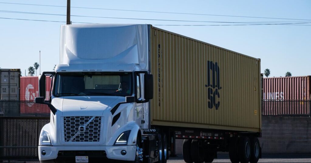 Contributor: Truck makers breaking emissions deal are hurting themselves — and all Californians