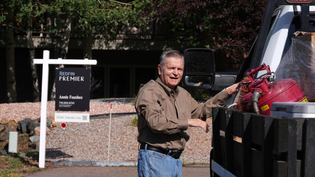 Homebuyer shortage forces many sellers to lower prices, walk away as slump drags on