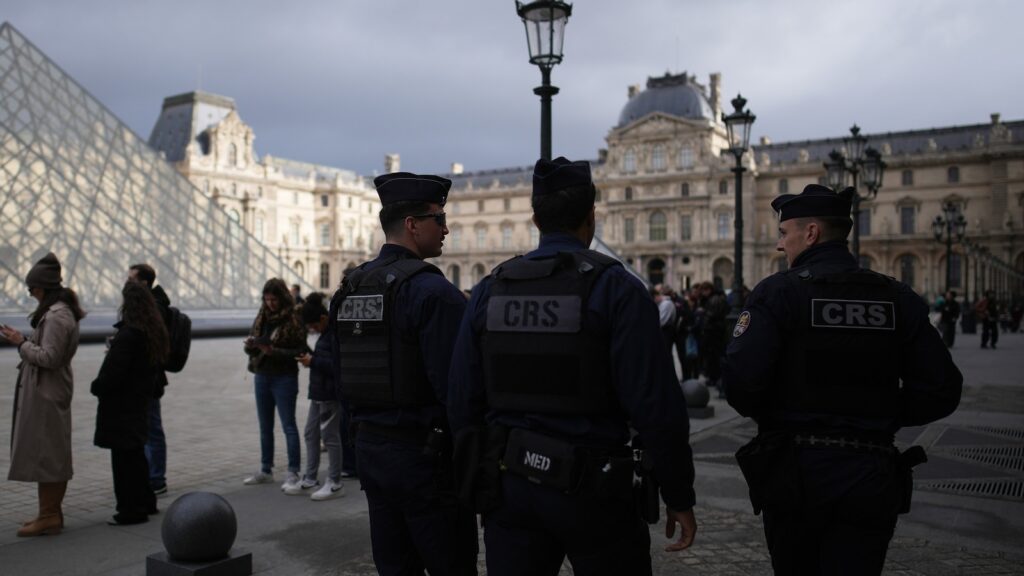 Paris prosecutor ‘deeply regrets’ arrests of Louvre jewel heist suspects were made public during investigation