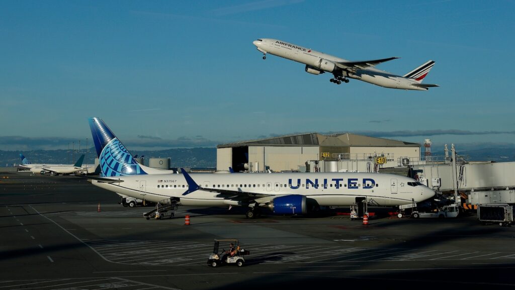 More than 700 flights nationwide canceled Saturday