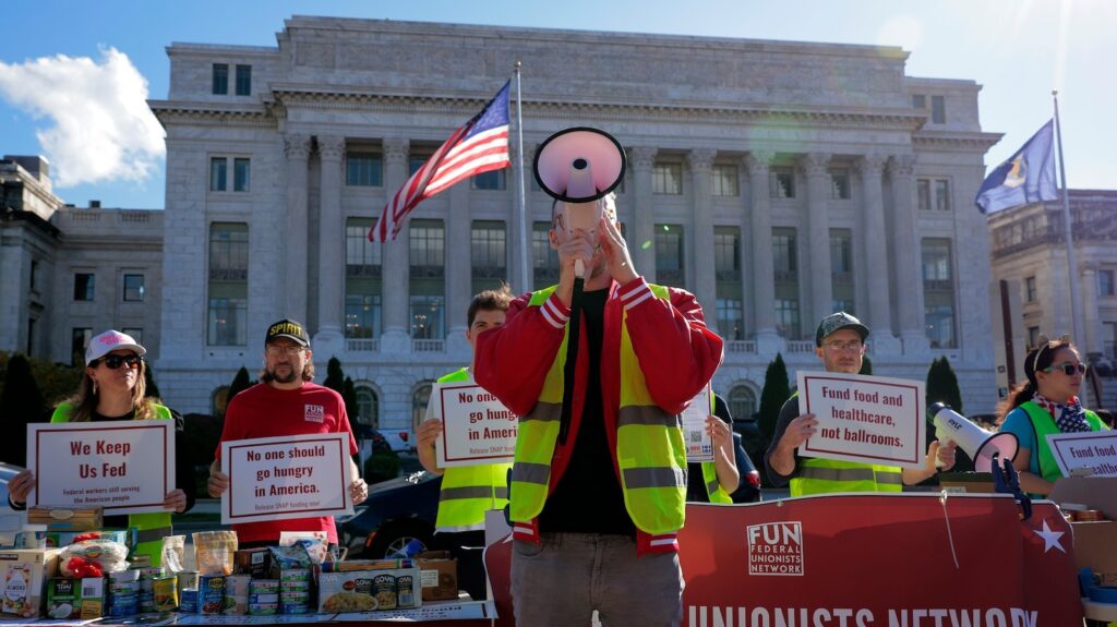 Top labor groups break with federal union’s demand to end shutdown