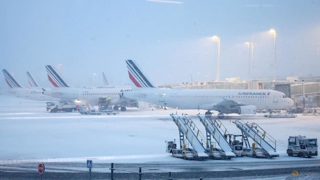 Snow forces 140 Paris flight cancellations