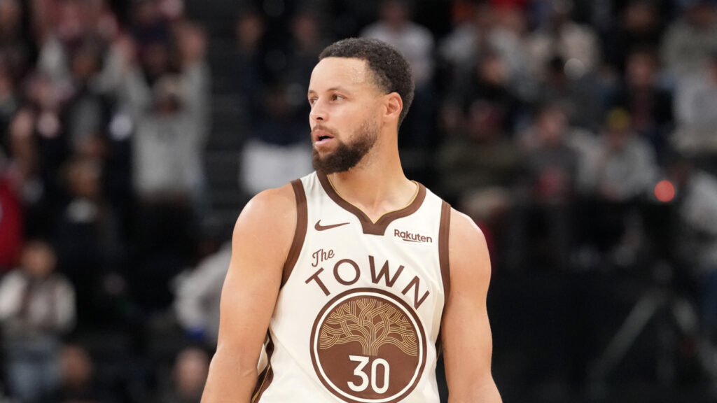 Steph Curry’s reaction to Steve Kerr’s ejection says everything about the Warriors