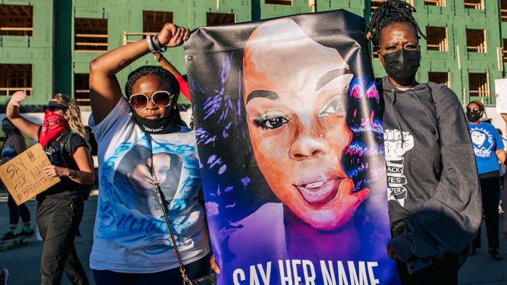 DOJ asks judge to drop charges against 2 officers in Breonna Taylor case ‘in the interest of justice’