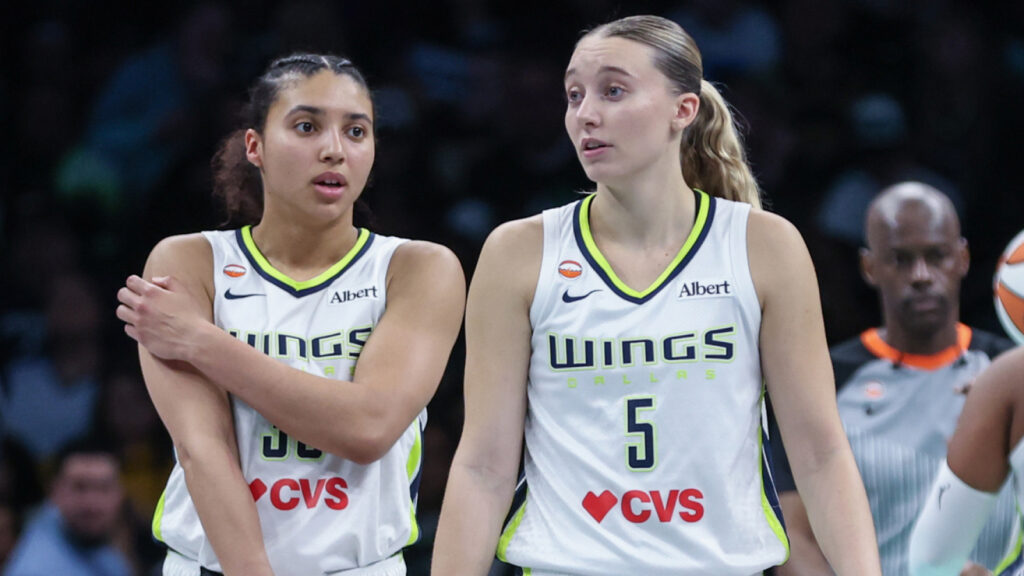 Paige Bueckers reacts to Azzi Fudd’s historic breakout game