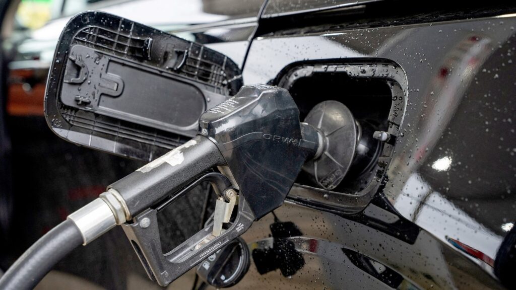 Gas prices near highest level in 4 years ahead of Memorial Day