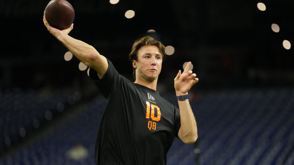 Jets’ Geno Smith adds to Cade Klubnik hype amid tanking talk