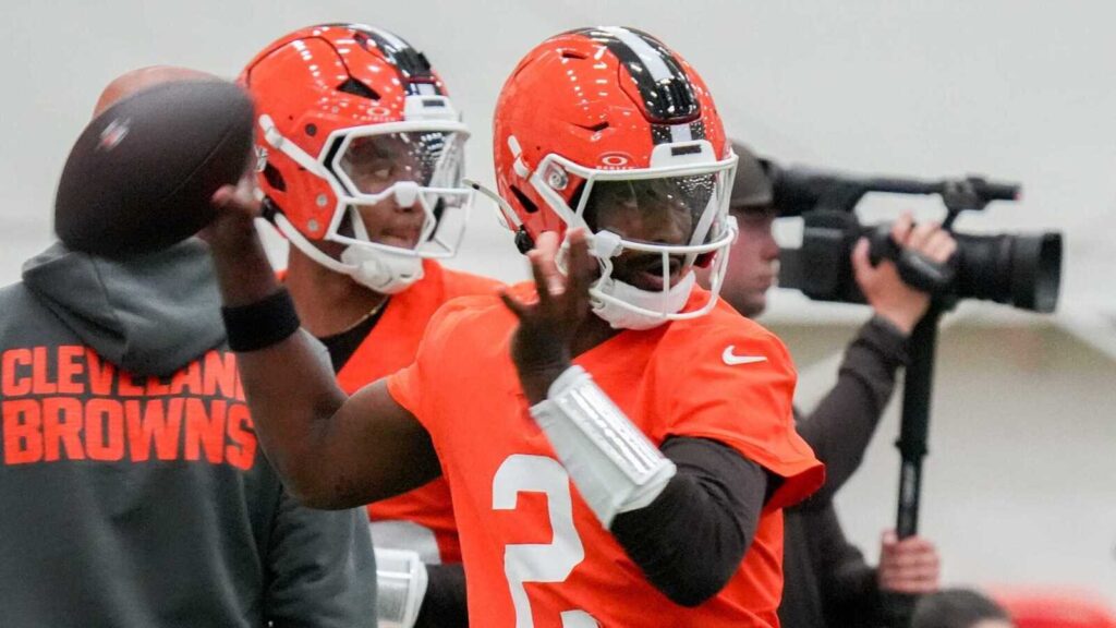Shedeur Sanders says he isn’t competing with Deshaun Watson