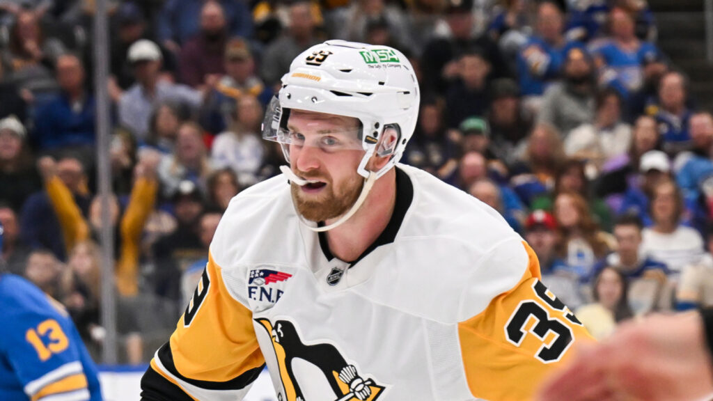 Anthony Mantha leaves Penguins to sign with division rival