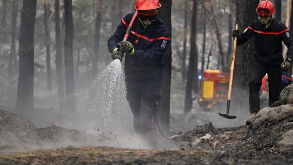 1000 evacuated from fire near Paris; Spanish authorities identify fire victims