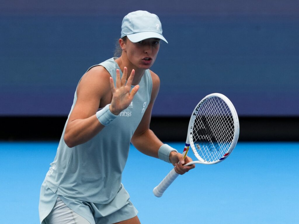 Swiatek into Cincinnati semis after Rybakina injury | Tennis News