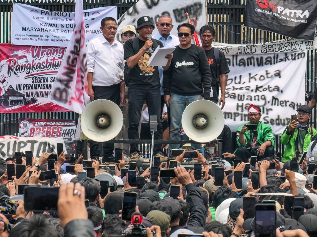 Indonesians march on parliament to demand crackdown on corruption | Corruption News