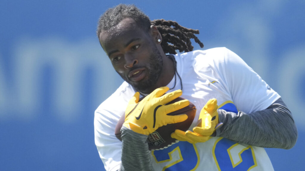 Giants’ Harris signing raises an obvious Skattebo question