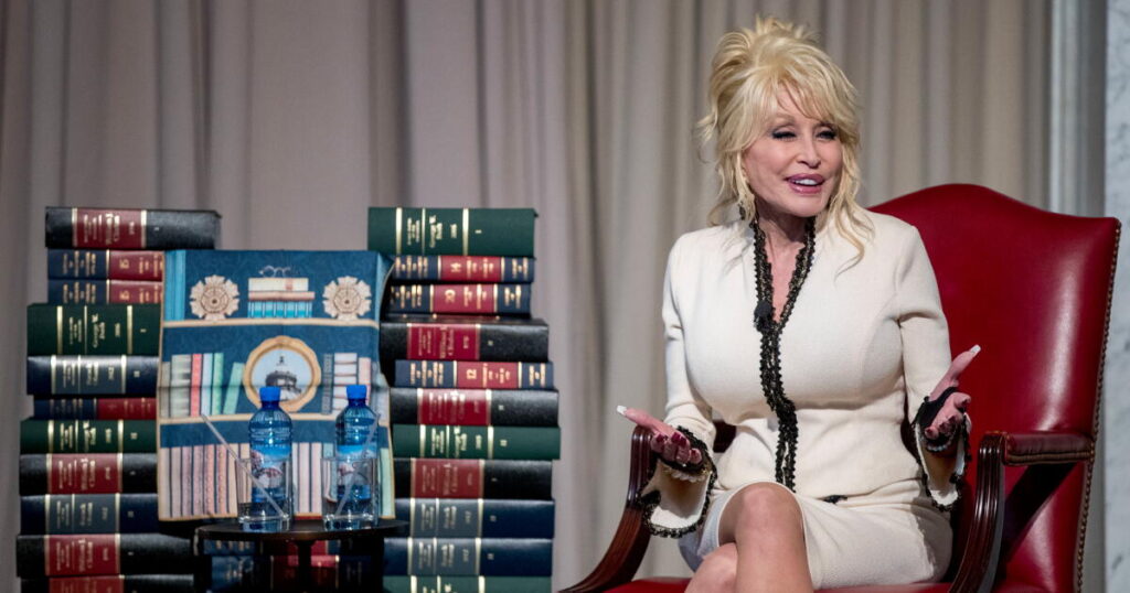 Contributor: No rising star today could stay neutral like Dolly Parton