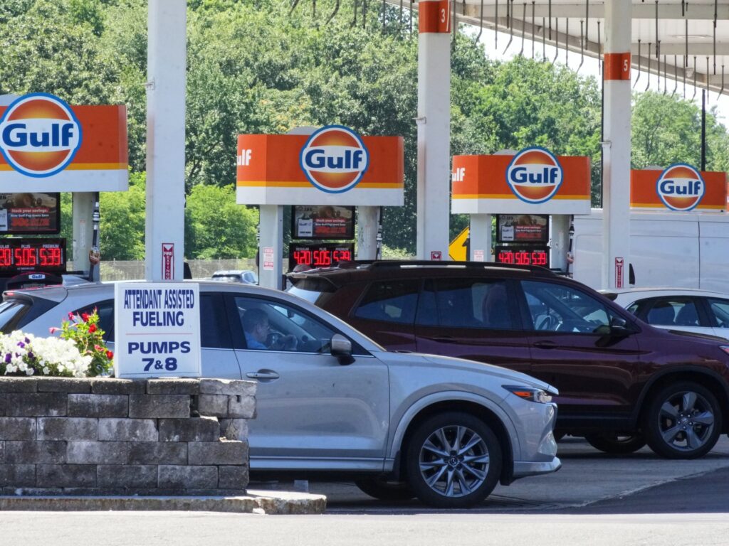 Oil jumps to $105, pushing up chances of a US interest rate increase | Business and Economy News