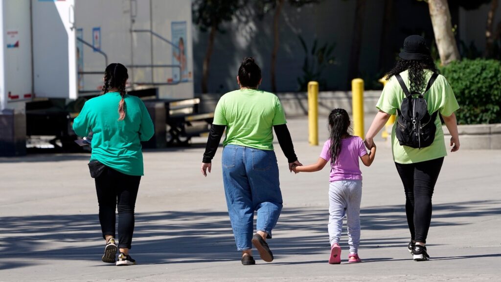 Democrats press HHS over legal representation of migrant children