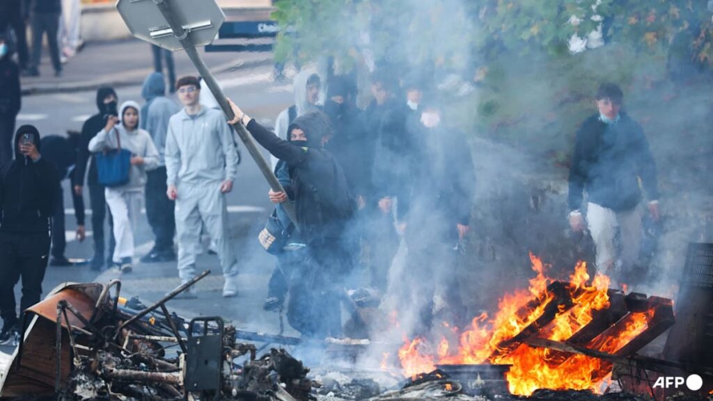 Hundreds of French high schools shut as new violence erupts