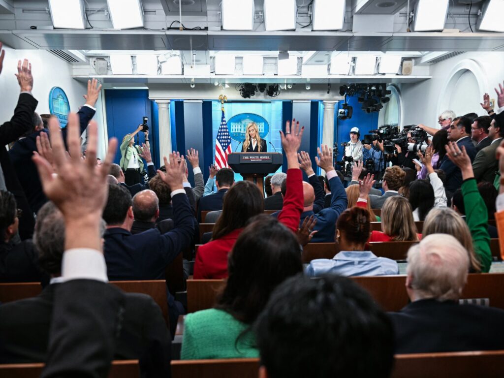 Judge extends White House access for US media outlets amid Trump standoff | Donald Trump News