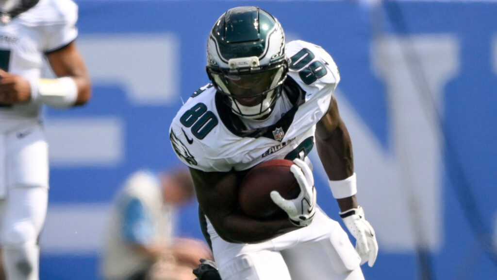 Eagles’ Cooper saves Hurts with absurd TD catch vs. Rams