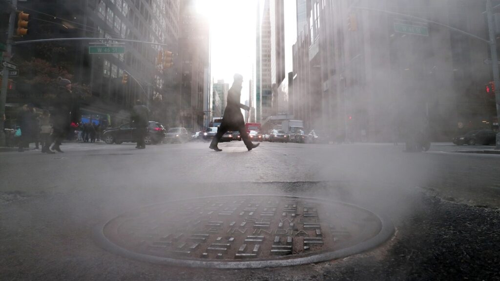 5 people spotted climbing out of manhole in New York City; no arrests